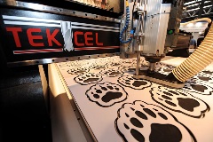 Foamalux Xtra's core is revealed during the engraving process - Image 2266