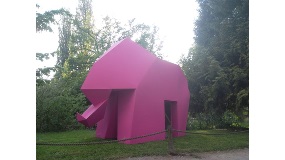 Foamalux White was spray painted pink to create this elephant display - Image 11577
